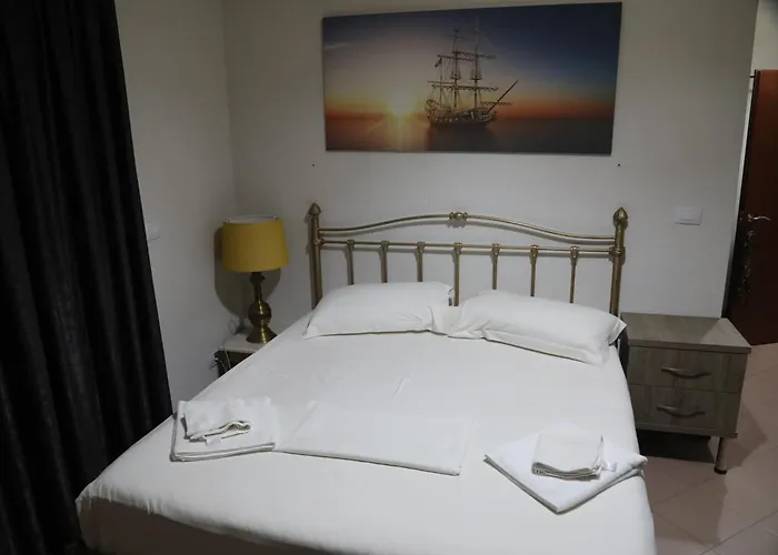 Prince Hotel Fier ホテル 3*